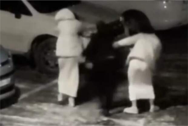 Россиянин избил двух девушек на парковке и попал на видео