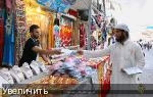 Член ISIS (справа) раздает листовки о посте перед священным для мусульман месяцем Рамадан в Мосуле, Ирак.