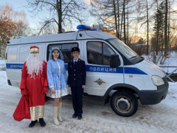 В Ярославской области «Полицейский Дед Мороз» поздравил детей детских из образовательных учреждениий и многодетных семей сотрудников полиции