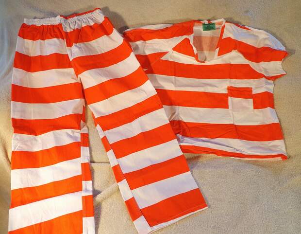 Почему в американских тюрьмах зэки носят оранжевую робу? Объясняю просто