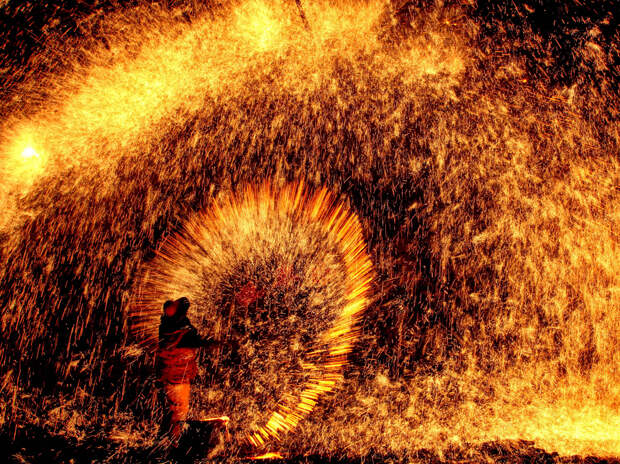 A folk artist perform Dashuhua to celebrate the Lantern Festival in Yuxian County, north China