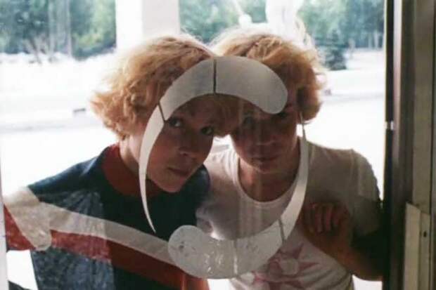 сыроежкин сергей электроник спорт стоят и смотрят за девушками