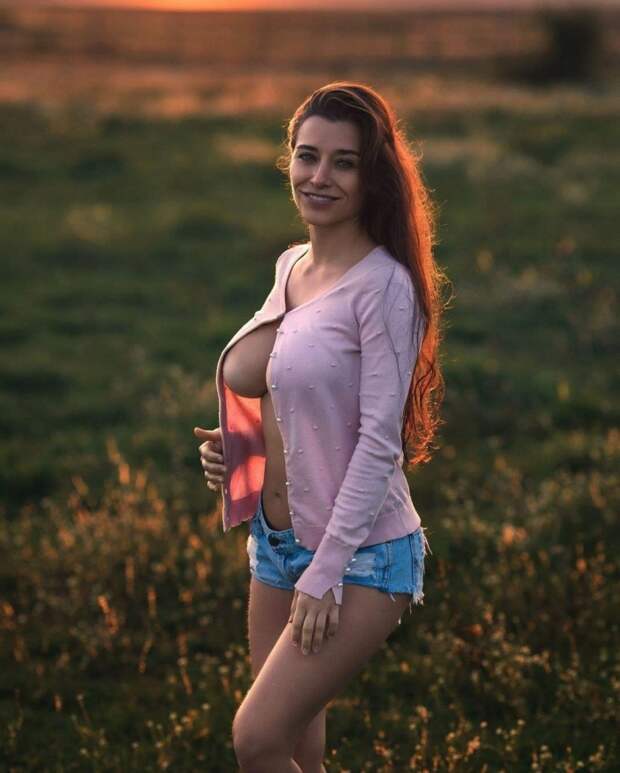 Девушки без бюстгальтеров
