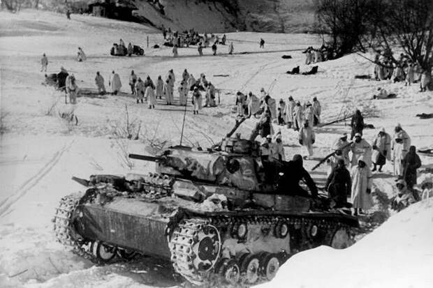 Январь - время наступать. Так было и в 1942 и в 1944 годах. К сожалению, с разными результатами...
