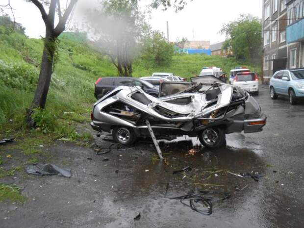 Летчик на Subaru врезался в балкон второго этажа