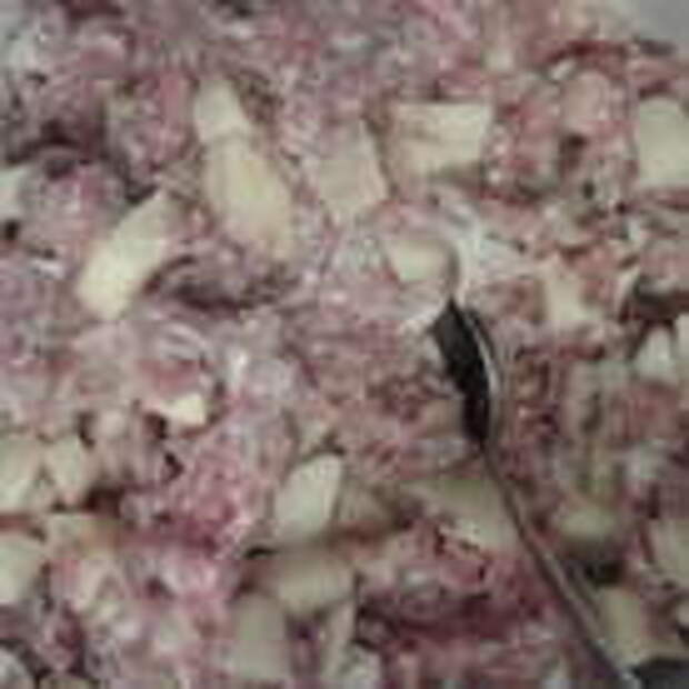 Для мантов с  мясом и картофелем: режем мясо и сало  небольшими кубиками, лук нарезаем и добавляем к мясу. Картофель чистим и нарезаем кубиками, как и мясо. Все смешиваем. Добавляем соль и перец по вкусу, рубленную зелень. 
