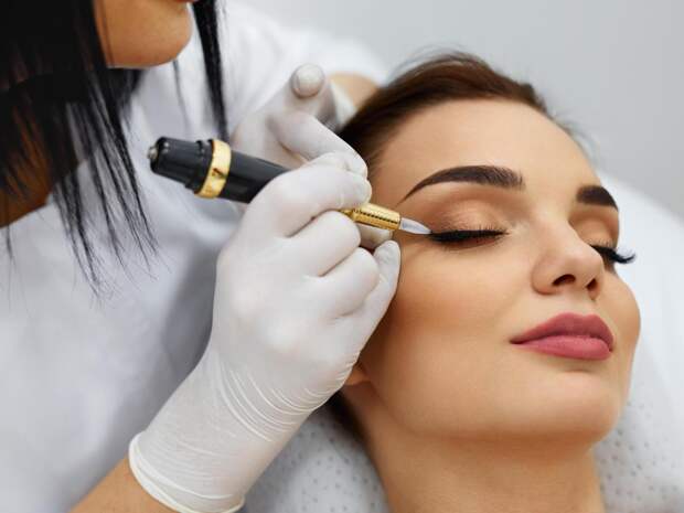 Современные девушки все чаще обращаются к специалистам по перманентному макияжу для создания макияжа бровей и межресничной подводки.