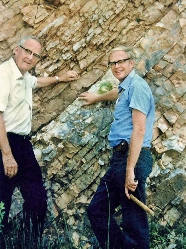 Луис (слева) и его сын Уолтер (справа) Альваресы в Италии. Однажды сын рассказал отцу о загадочном слое, соответствующем времени вымирания динозавров. Луис Альварес подверг слой изучению и обнаружил в нем иридий и иные следы взрыва тела внеземного происхождения / ©Wikimedia Commons