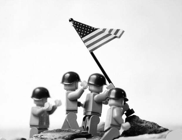 Репродукции из Lego - поднятие флага на иводзиме