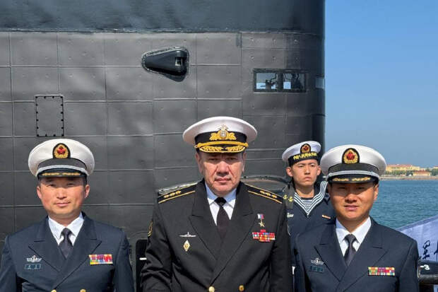 Главком ВМФ России осмотрел эсминец и подводную лодку ВМС НОАК