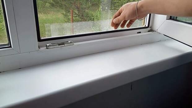 Молниеносный ремонт москитной сетки без снятия с окна