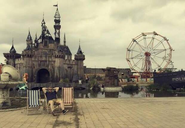 В Великобритании открылся мрачный «Диснейленд» - Dismaland (21 фото)