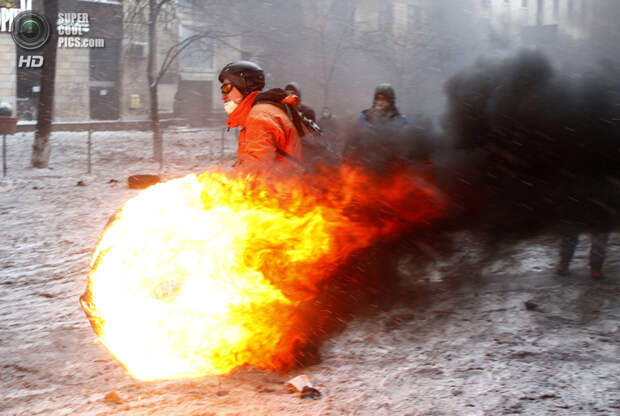 Украина. Киев. 22 января. Столкновения протестующих против действующей власти с сотрудниками правоохранительных органов. (REUTERS/Vasily Fedosenko)