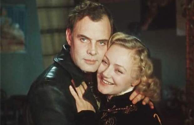 Павел Кадочников и Людмила Касаткина в фильме *Укротительница тигров*, 1954 | Фото: kino-teatr.ru Павел Кадочников и Людмила Касаткина в фильме *Укротительница тигров*, 1954 | Фото: kino-teatr.ru