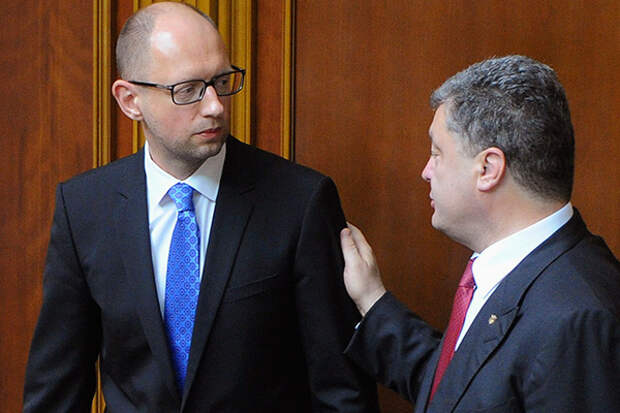Ukraine's President Petro Poroshenko (R) talks to Prime Minister Arseny Yatseniuk during a parliament session in Kiev July 31, 2014. Ukrainian parliament rejected Prime Minister Arseny Yatseniuk's resignation on Thursday after approving legislation he said was needed to boost spending on the army and avoid a default. REUTERS/Andrew Kravchenko/Pool (UKRAINE - Tags: POLITICS CIVIL UNREST) - RTR40RKZ