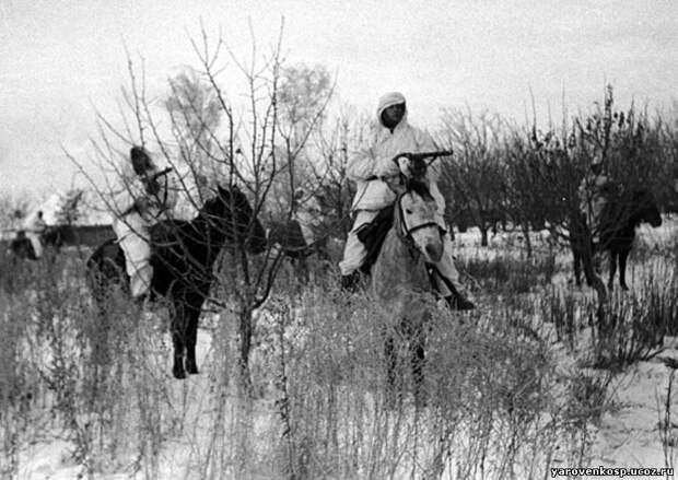 Красные кавалеристы в Великой Отечественной Войне. Они не знали, что "историки" назовут их род войск "отсталым", поэтому обеспчивали успех операций фронта, парализовали вражеские тылы, вели разведку... в общем делали то, что "продвинутые" гитлеровские вояки делать были не в состоянии.