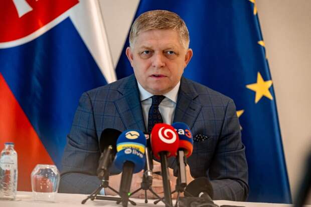 Фицо призвал ЕС отменить санкций на импорт газа и нефти из РФ