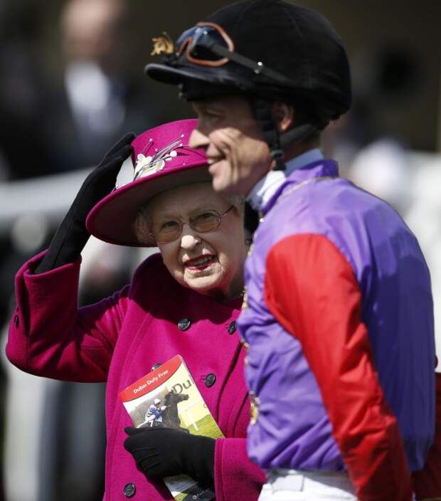 Queen+Elizabeth+II+Royal+Family+Attends+Newbury+6o5yY9TI5_Ox