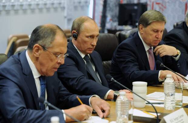 Глава МИД РФ Сергей Лавров, президент РФ Владимир Путин и помощник президента РФ Юрий Ушаков 
