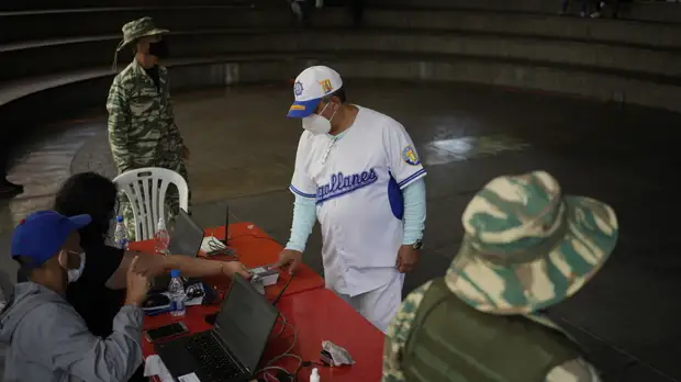 В Венесуэле завершили сбор подписей об отзыве полномочий у президента Мадуро