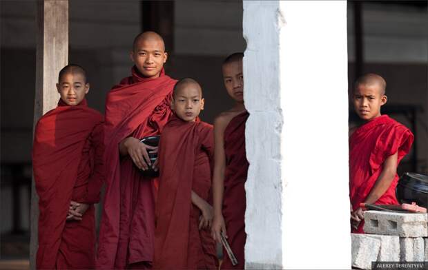 Myanmar04 Рассвет над рисовыми полями и кормление монахов