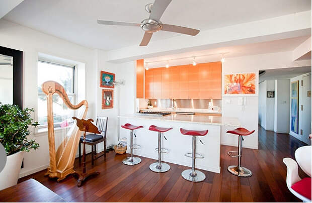 Оранжевые шкафчики на белой кухне