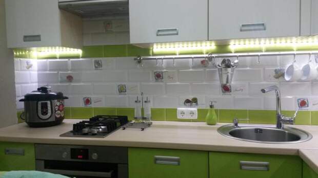 Маленькая кухня фото, планировка мебели в кухне 6 м, мини варочная панель, кухонная мойка, духовой шкаф встроенный, зеленая кухня