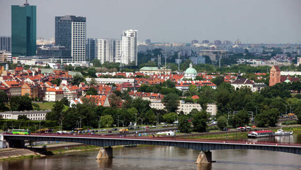Вид на Гданьский мост через реку Висла в Варшаве
