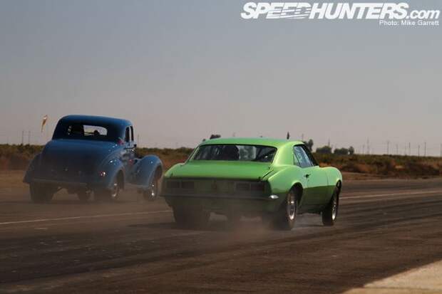 Hot-rod гонки на заброшенном аэродроме в Калифорнии (60 фото)