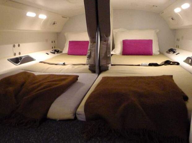 Где спят стюардессы во время дальних перелётов?