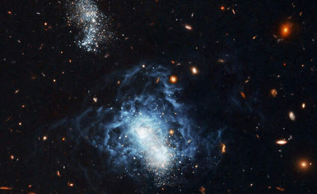 Zwicky 18 Галактика Цвикки 18 выглядит настоящей картинкой из научно-фантастического фильма. Карликовая неправильная структура сбивает ученых с толку, поскольку не подходит ни под одну существующую теорию формирования вселенной.