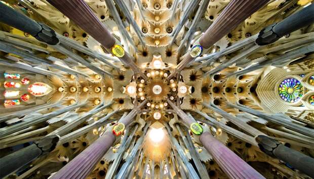 Древовидные колонны храма Sagrada Familia