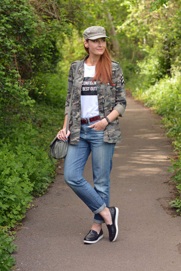 Casual style | Army style camo jacket, boyfriend jeans, slogan tee