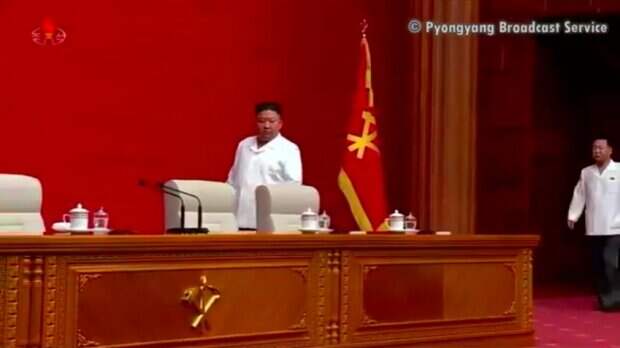 "Весь в белом": появились ошеломляющие кадры "впавшего в кому" Ким Чен Ына