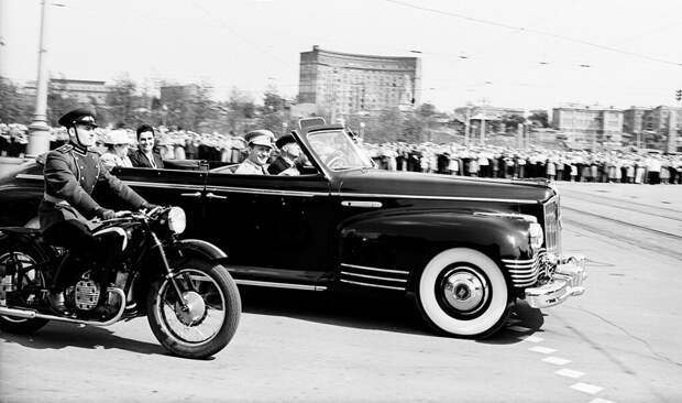 Иосиф Броз Тито на площади Киевского вокзала. Валентин Хухлаев, 20 июня 1956 года, г. Москва, из архива Валентина Хухлаева.
