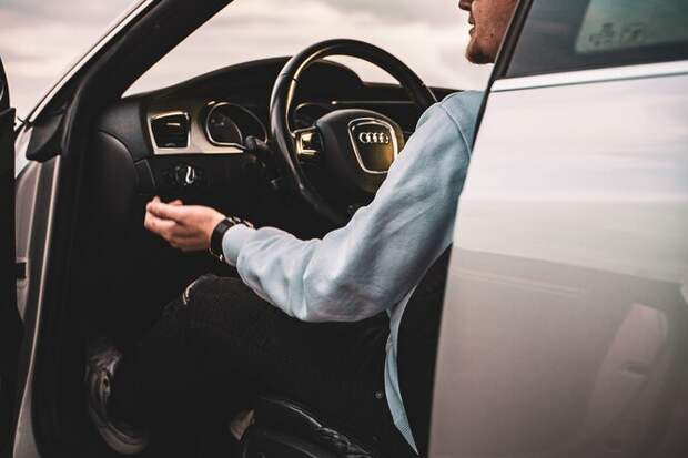 Как правильно сидеть в машине, чтобы не болели спина и шея