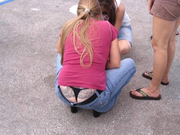 За джинсами с низкой талией трусов не удержать За джинсами с низкой талией трусов не удержать