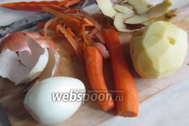 Почистить лук, морковь и картошку.