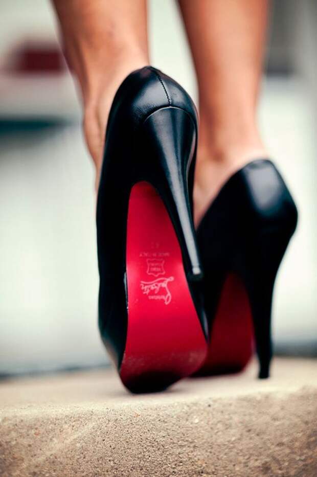 Красные туфли на ногах