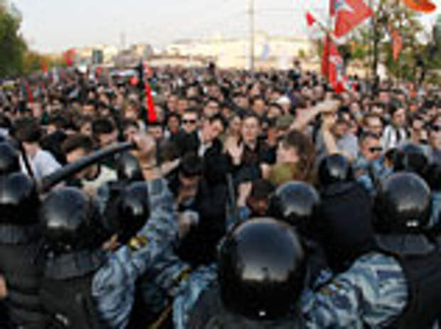 После беспорядков на Болотной, произошедших в преддверии инаугурации президента Владимира Путина, были задержаны более 400 человек и возбуждено уголовное дело по ст. 212 и 318 УК РФ