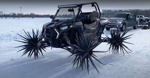 Квадроцикл Polaris с колесами-шипами выглядит очень устрашающе