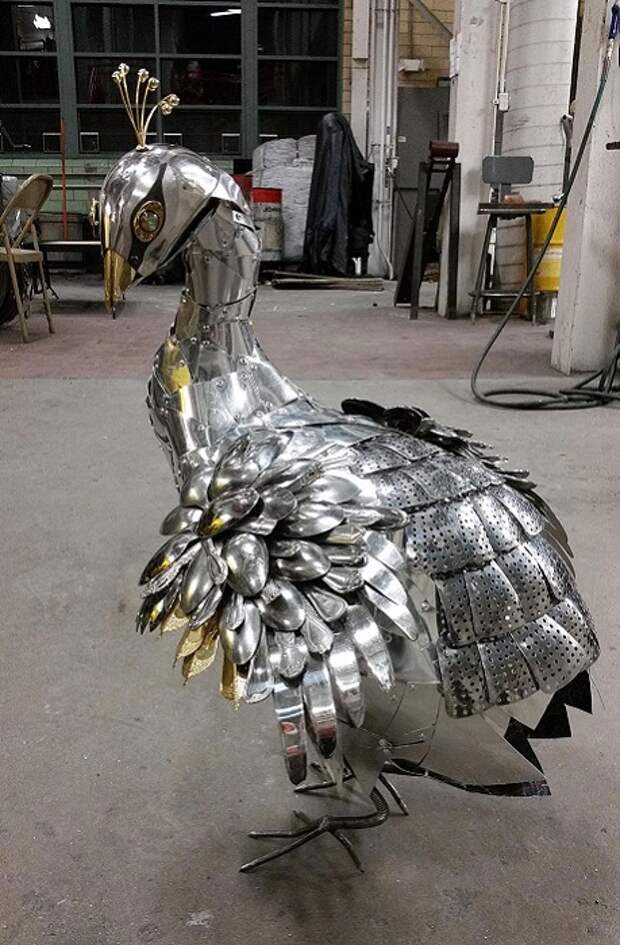 Скульптура павлина, сделанная из кусочков металла.