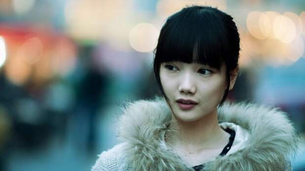 Китайская модная девушка на улице Пекина.