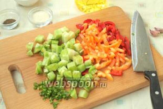 Нарезать соломкой болгарский перец, небольшими кубиками измельчить зелёные помидоры. Мелко нарезать острый перец.