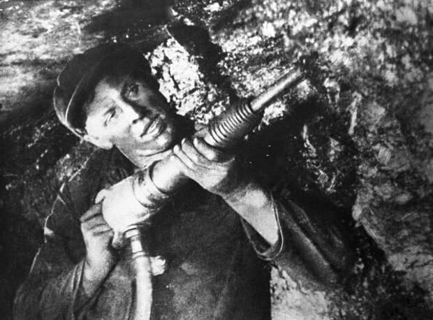 Рекорд Алексея Стаханова, установленный 80 лет назад, дал старт массовому движению передовиков и сломал жизнь человеку-символу Фото: Архив ТАСС Рекорд Алексея Стаханова, установленный 80 лет назад, дал старт массовому движению передовиков и сломал жизнь человеку-символу Фото: Архив ТАСС