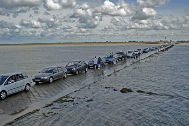 эта дорога дважды в сутки уходит под воду 