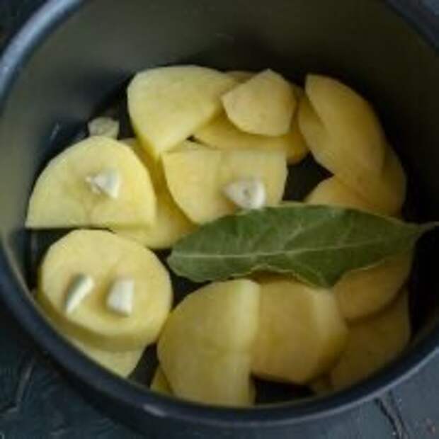 Кладём в кастрюлю картофель, добавляем чеснок и лавровый лист. 📷