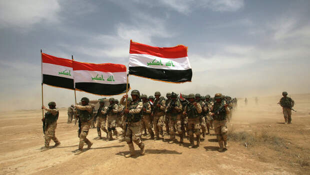 Иракские солдаты на учениях под руководством испанских и американских военных возле Багдада, Ирак. Архивное фото
