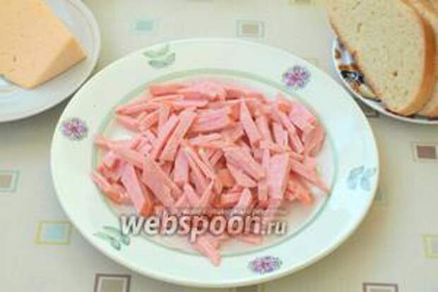 Соломкой нарезать копчёную колбасу.