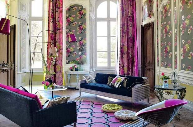 Интерьер гостиной с использованием цветочных принтов в оформлении 